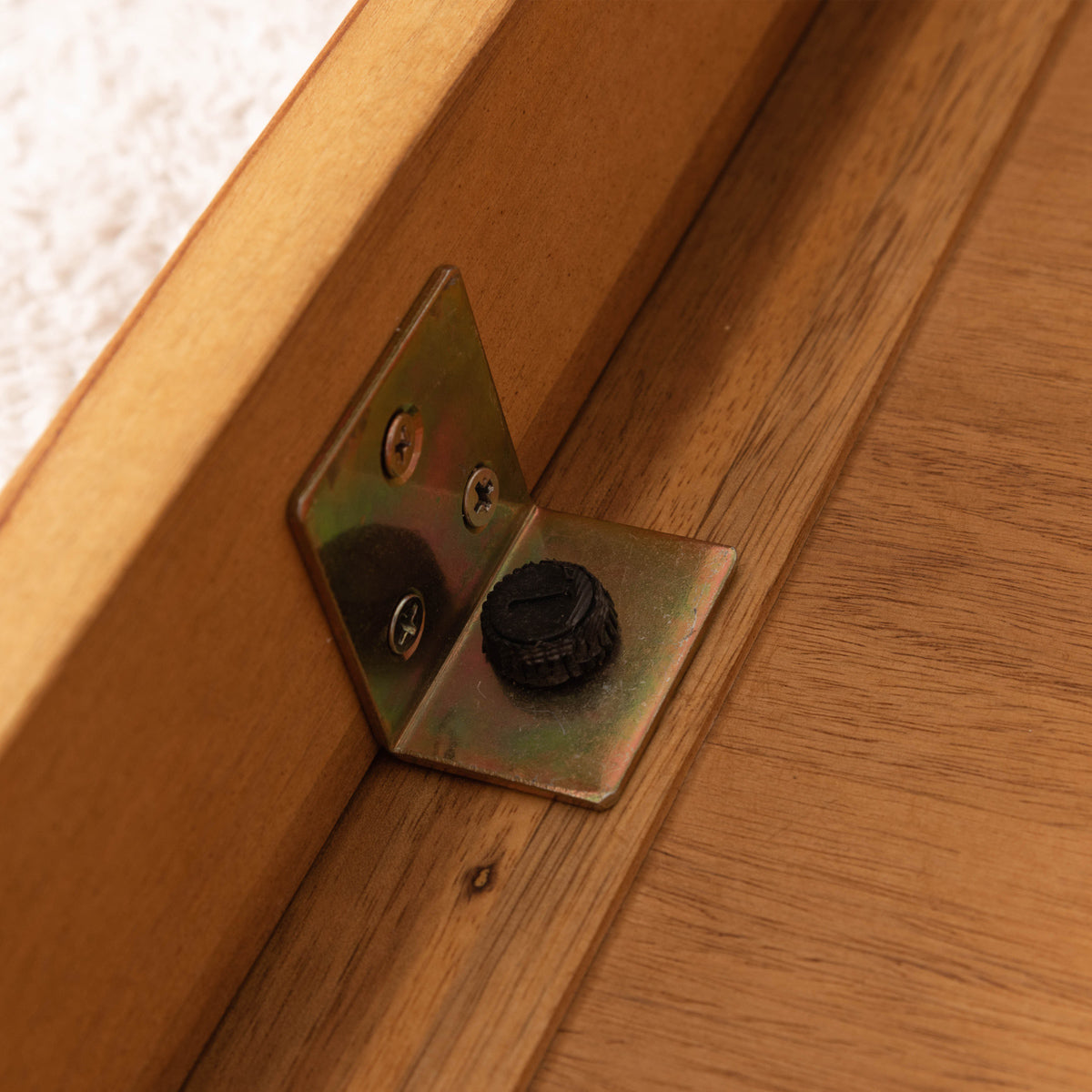 【天板もしっかり固定】オフシーズンにテーブルとして使う際も、天板固定ネジでずれを防ぎ、安全性を確保します。