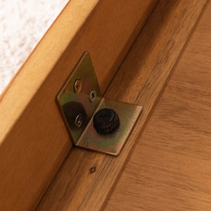 【天板もしっかり固定】オフシーズンにテーブルとして使う際も、天板固定ネジでずれを防ぎ、安全性を確保します。