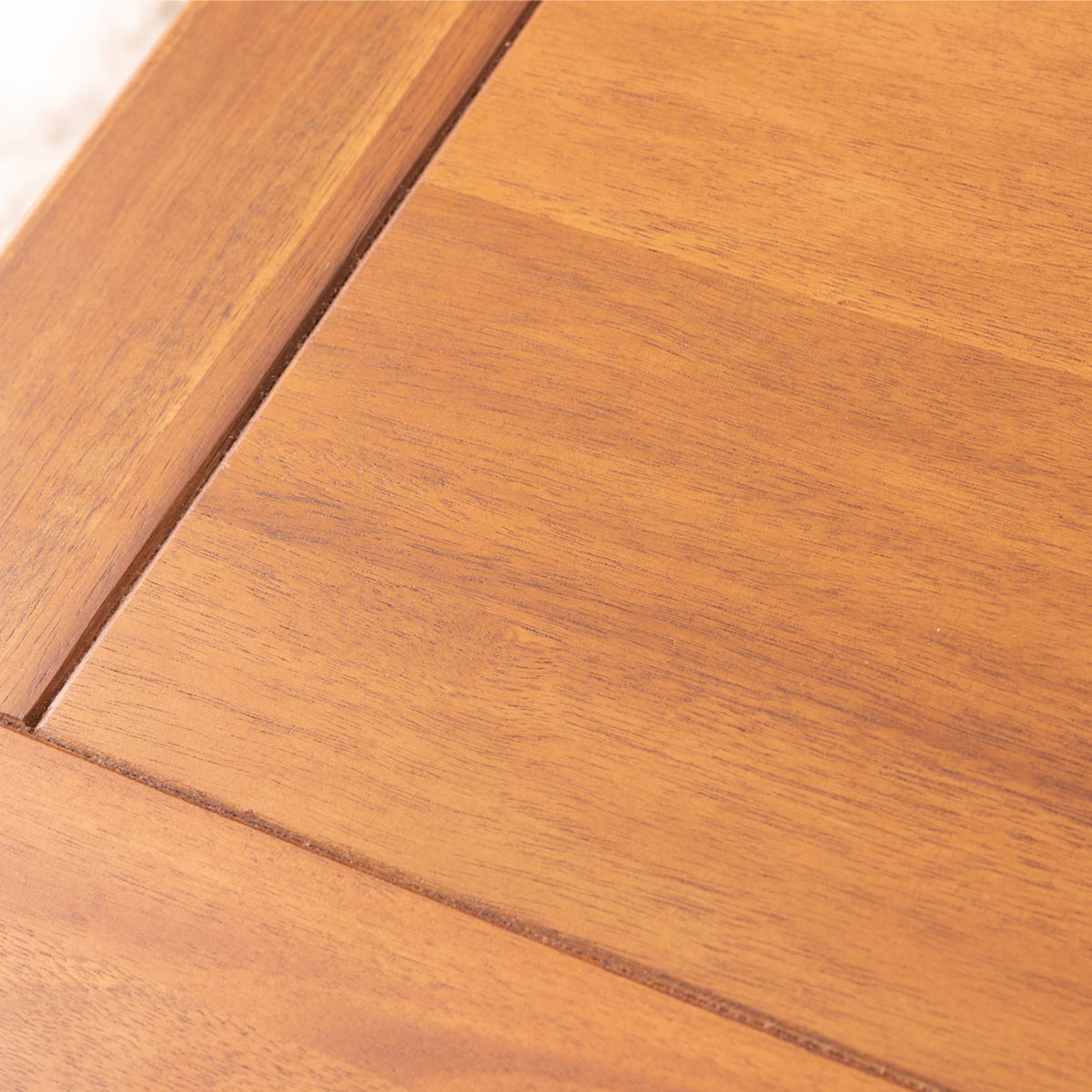 【職人技が光る仕上げ】丁寧に施されたオイル仕上げが、天然木の魅力を最大限に引き出し、なめらかな手触りを実現します。