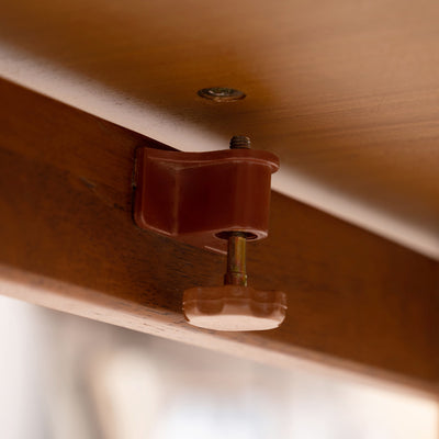 天板を固定するネジも付いているので、オフシーズンでもテーブルとしてご使用いただけます。