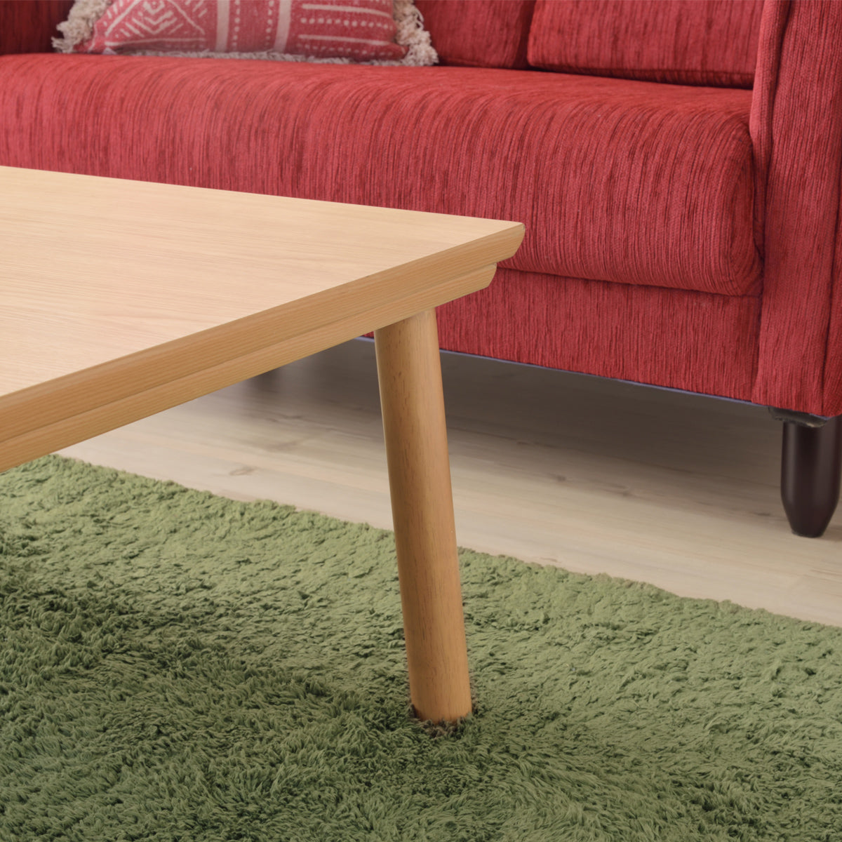 【安定感のある四本脚】天然木を使用したしっかりとした脚が、テーブル全体を安定させ、安心してご使用いただけます。