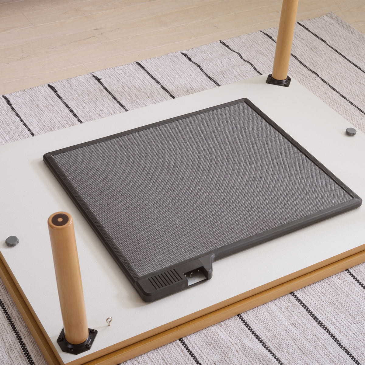 【足元広々薄型ヒーター】厚さわずか約2cmの薄型カーボンフラットヒーターで、足元空間を広々と確保できます。