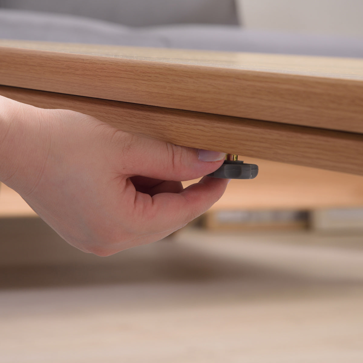 【天板をしっかり固定】付属のネジで天板を固定できるので、こたつ布団を使わない時期もずれずに安心です。