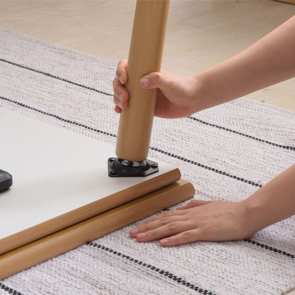 【簡単組み立て式】脚はお客様ご自身で簡単に取り付けられる仕様なので、届いてすぐに設置できます。