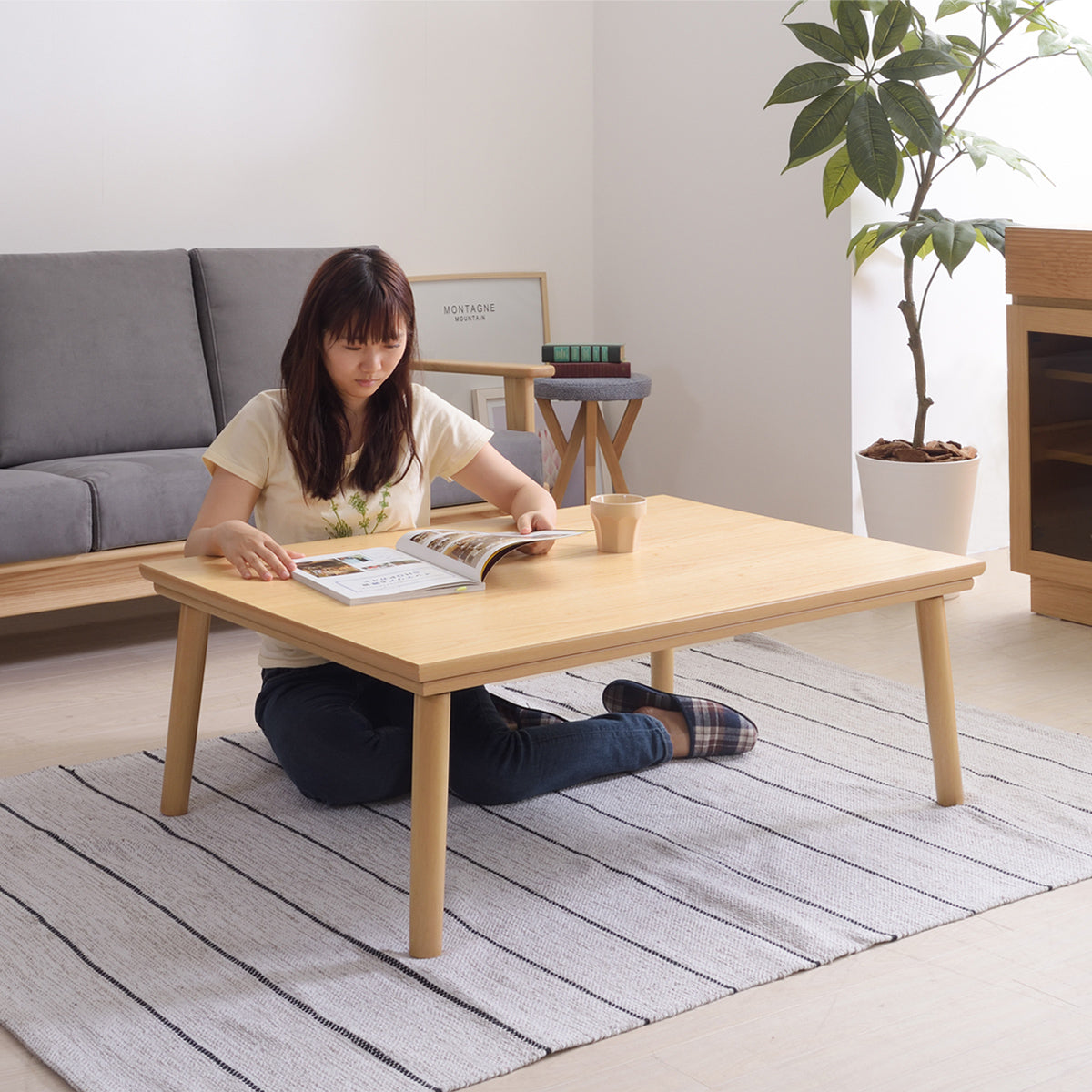 【床座りもゆったり】薄型ヒーターで足元空間が広々としているから、床に座っても快適にくつろげます。