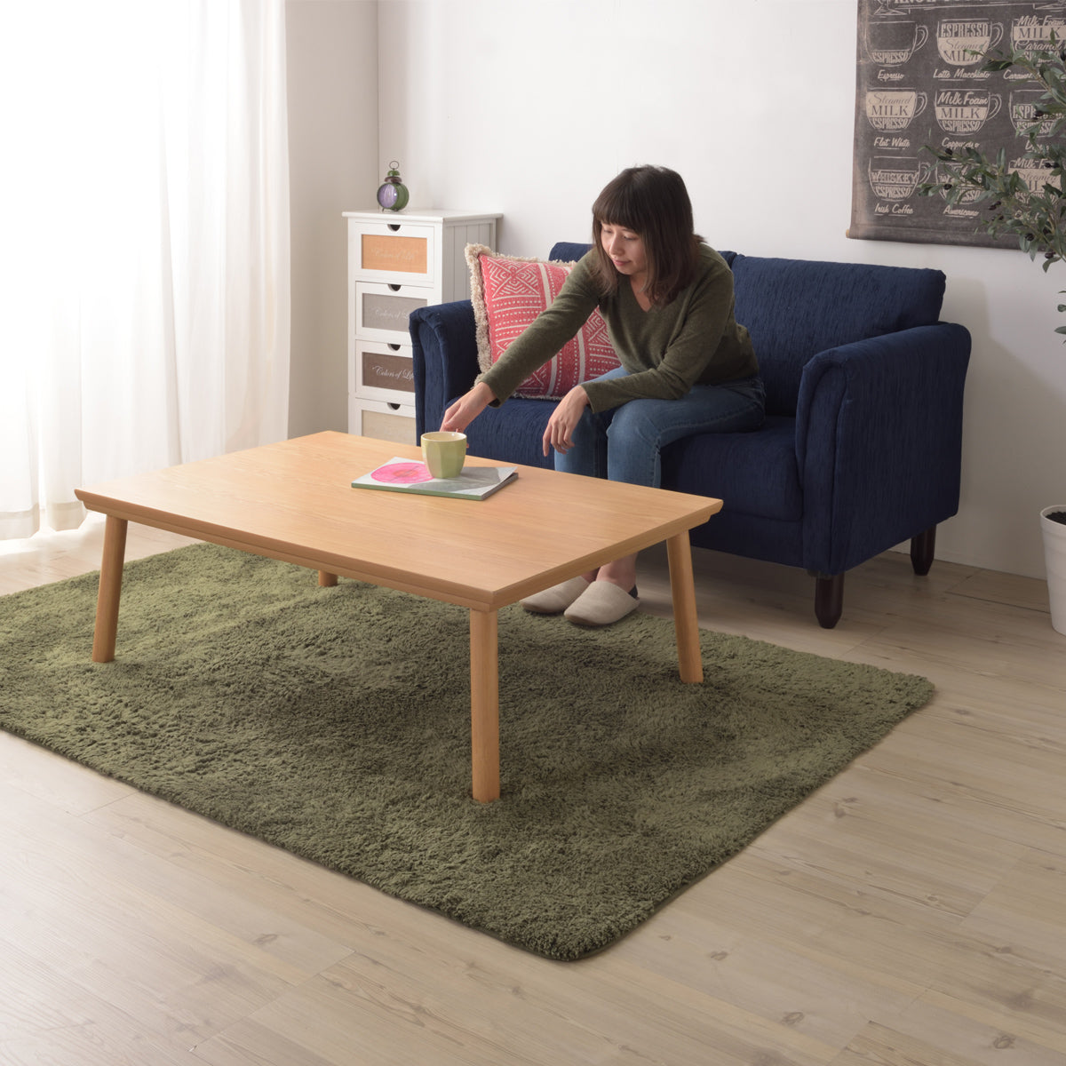 【くつろぎのひととき】ソファに座っても、床に座っても、お好みのスタイルでリラックスタイムをお過ごしください。