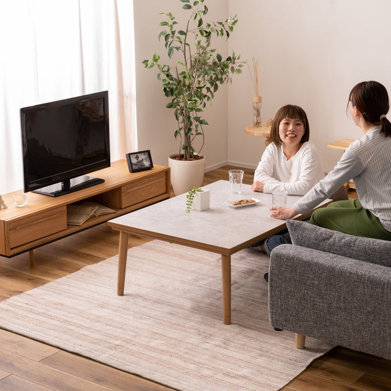 【笑顔が広がる空間】大切な人との語らいの時間を、心地よいテーブルでさらに豊かに演出します。