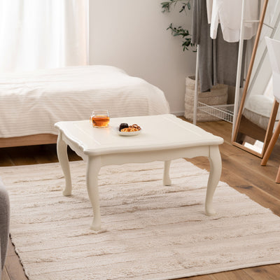 ホワイトカラーで天板の装飾や猫脚が特徴的なクラシカルデザインのこたつテーブルの正方形タイプです。