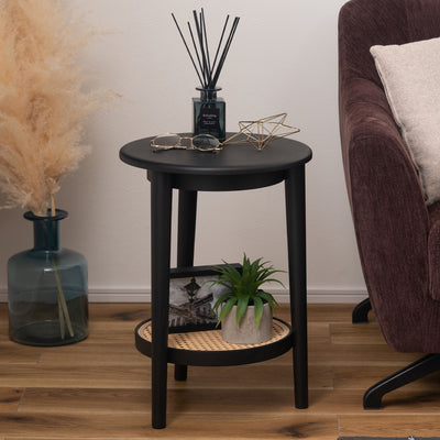 シンプル×ラタン調のトレンド感のあるデザインがお洒落で、飾り棚としての使用にも最適なサイドテーブルです。
