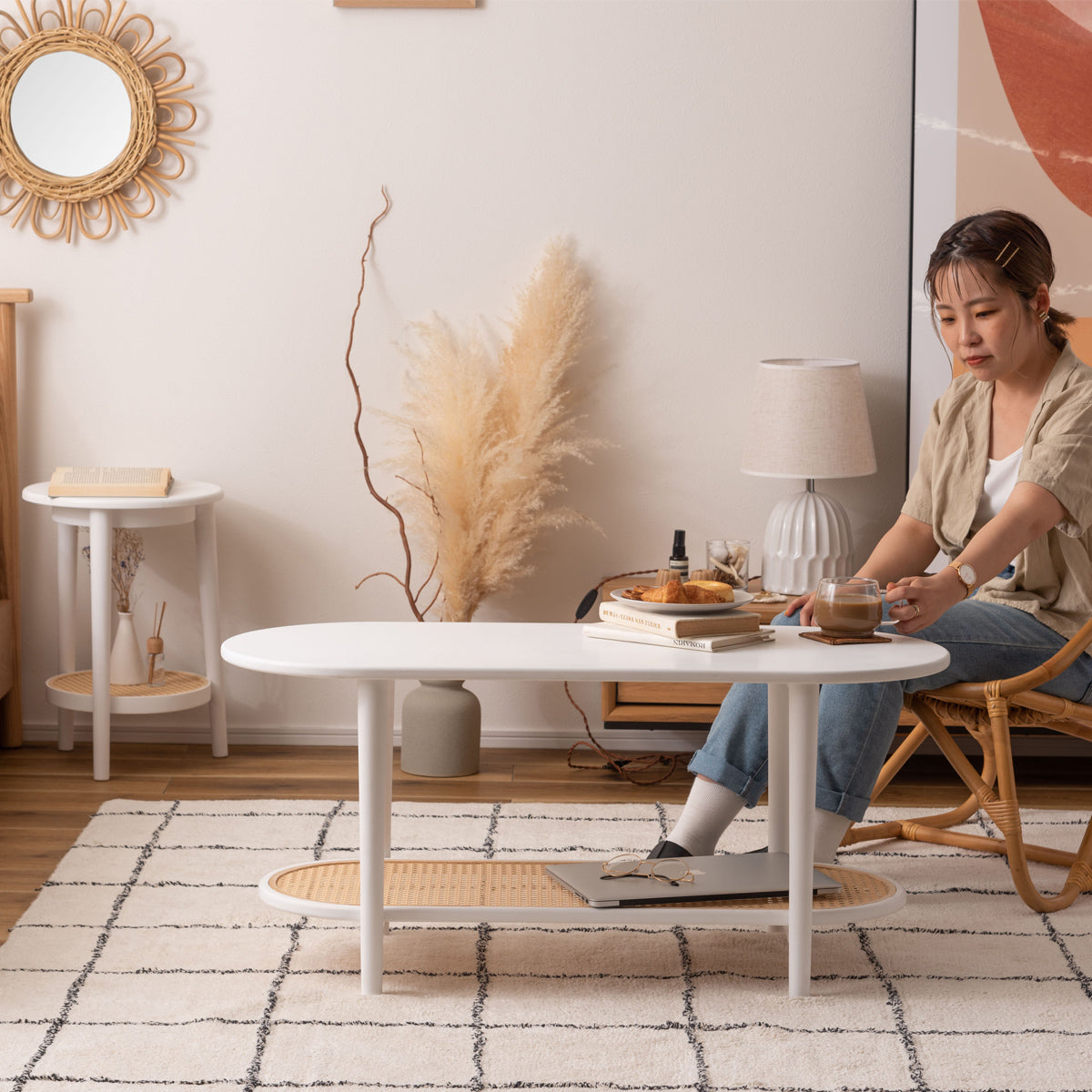【軽やか、ラタン調デザイン】お部屋に軽やかな印象を与えるラタン調のデザインは、リゾートテイストやナチュラルなインテリアとの相性も抜群で、シリーズで揃えれば、統一感のあるお洒落な空間が叶います。