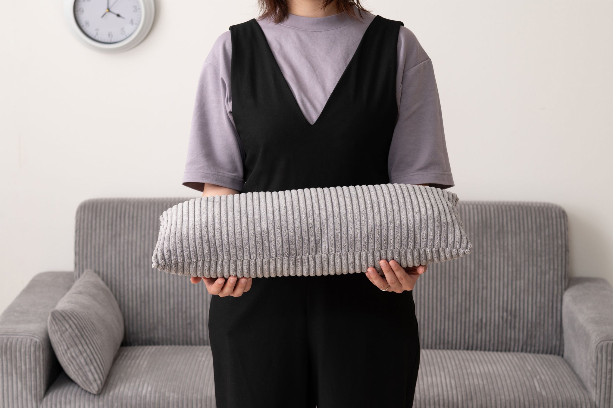 【あると便利な付属クッション】ソファ本体と同じコーデュロイ生地のクッションが2つ付属、腰当てや枕として幅広く活用できます。
