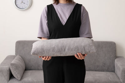 ソファ本体と同じ素材のクッションが2つ付いているので、枕代わりや、ソファと背中の間に置いて腰当てのように使うことができます。