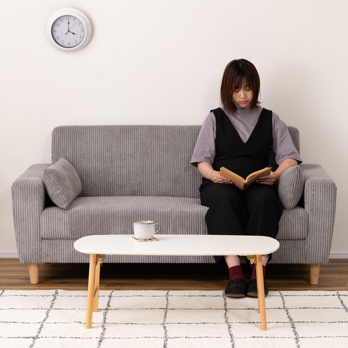 【心地よい自分だけの時間】広々とした座面とほどよい硬さのクッションが、読書やティータイムをより快適なものにします。