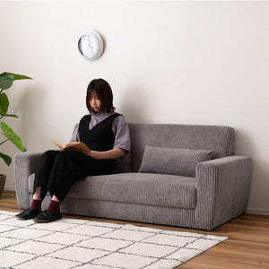 【ゆったりと過ごす贅沢】脚を外したロースタイルなら、床に座って足を伸ばしたり、より自由にリラックスした姿勢でおくつろぎいただけます。