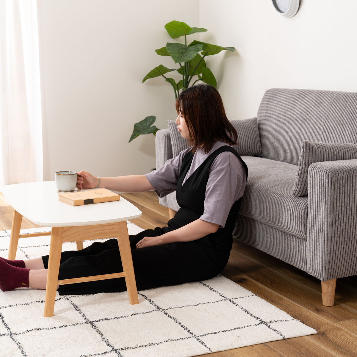 【床座生活にフィット】ロースタイルは、床に座ってくつろぐことが多い方にぴったり、目線が低くなり、お部屋全体を広く感じさせます。