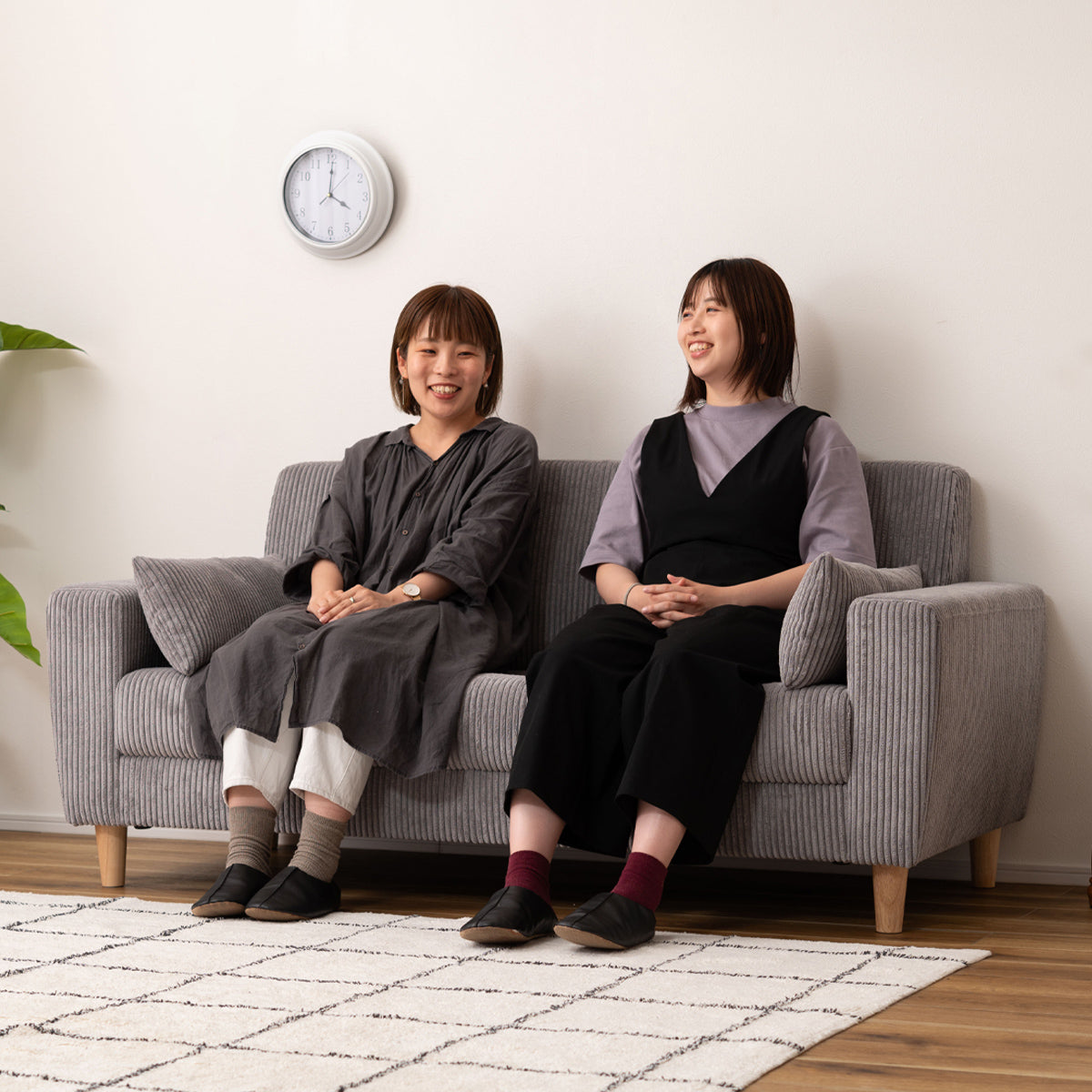 【二人で過ごす、笑顔の時間】広々とした座面は二人でもゆったり座れるので、ご友人や家族との会話も弾みます。