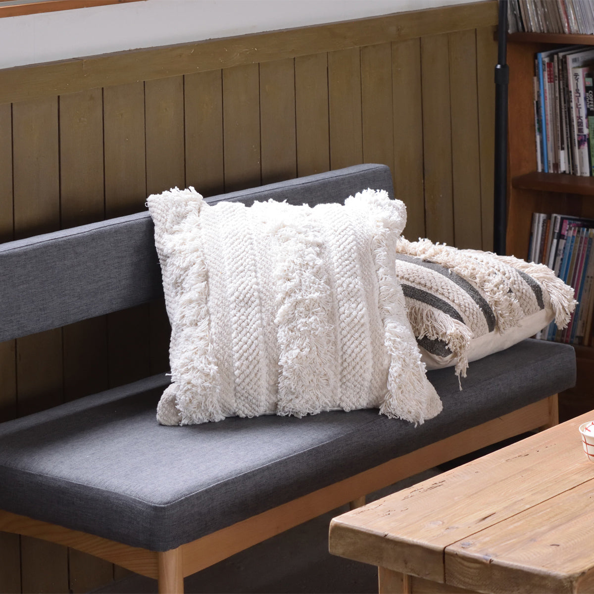 【どんな空間にもフィット】シンプルなベンチにも映えるデザインで、お部屋に自然に溶け込みながら個性を発揮します。