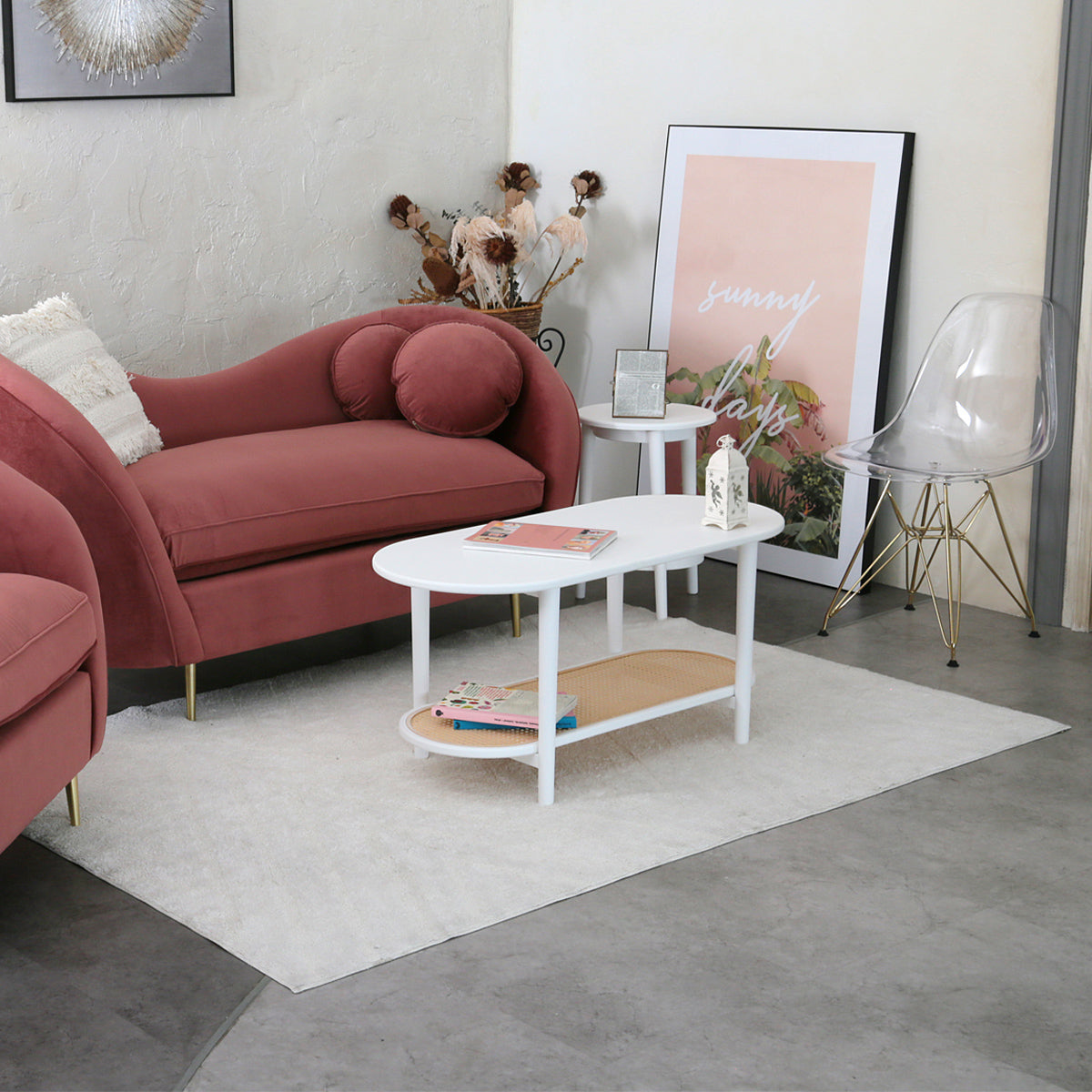 【優雅な空間を演出】アイボリーのラグが、くつろぎの空間に上品なアクセントを加え、心安らぐ時間を提供します。