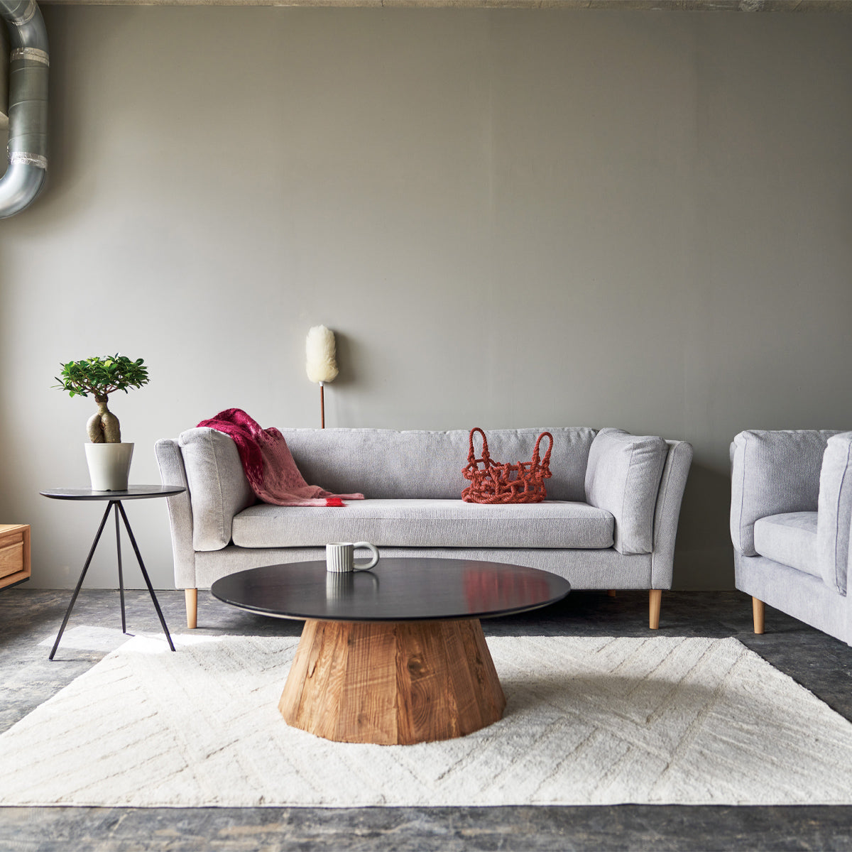 【洗練された日常に】モダンなインテリアに調和するラグは、リビングに温もりとスタイリッシュさをプラスします。