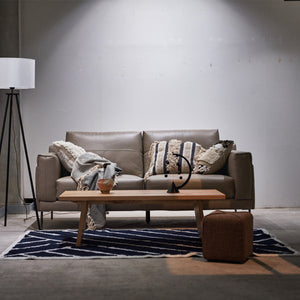 【シックな彩りを添えて】ネイビーの幾何学模様が空間を引き締め、大人っぽく洗練されたリビングを演出します。