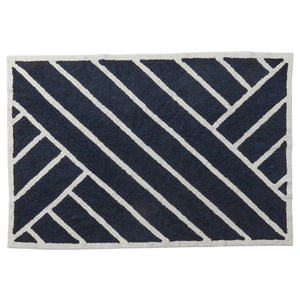 【個性を引き出すネイビー】大胆な幾何学模様が目を引くネイビーは、お部屋の主役となるアクセントアイテムです。