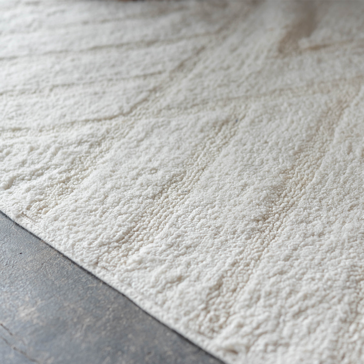 【心地よい肌触りのコットン】ふっくらとしたパイルの感触が足元を優しく包み込み、リラックス効果を高めます。