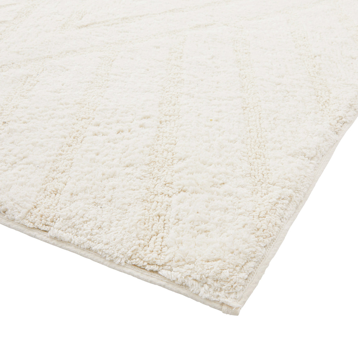 【丁寧な仕上げの縁取り】端まで美しい仕上がりのラグは、空間に上質感を添え、長くご愛用いただけます。