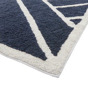 【際立つデザインと立体感】厚みのあるパイルが表現するパターンは、見る角度によって表情を変え、空間に奥行きを与えます。