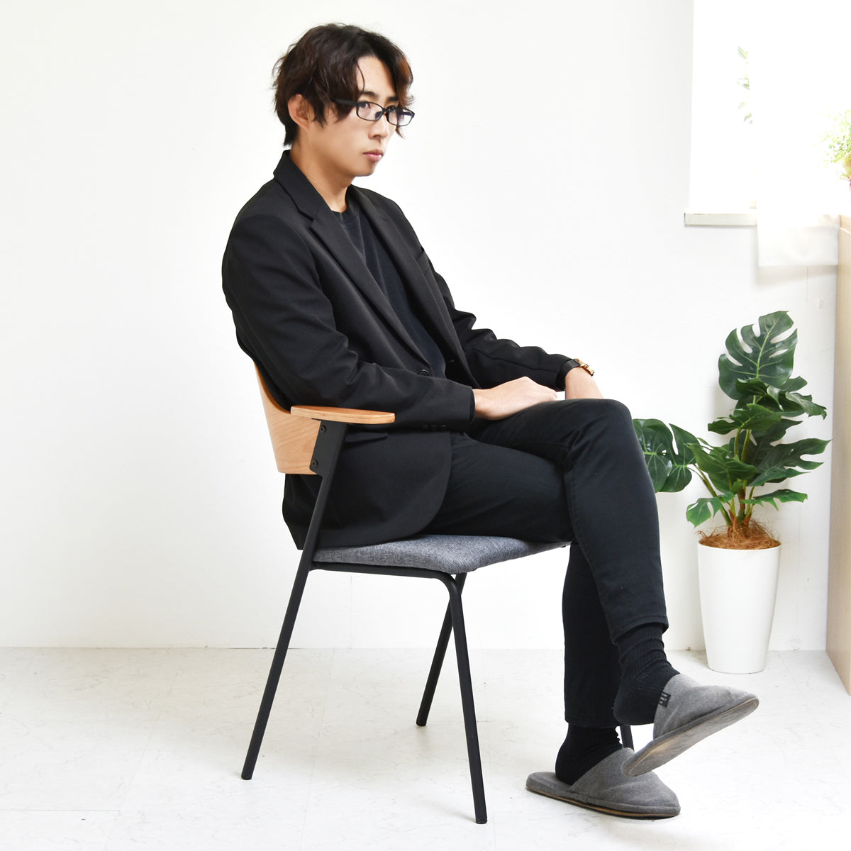 【快適な座り心地】体にフィットする背もたれと、ゆったりとした座面が、長時間の着座でも疲れにくい。