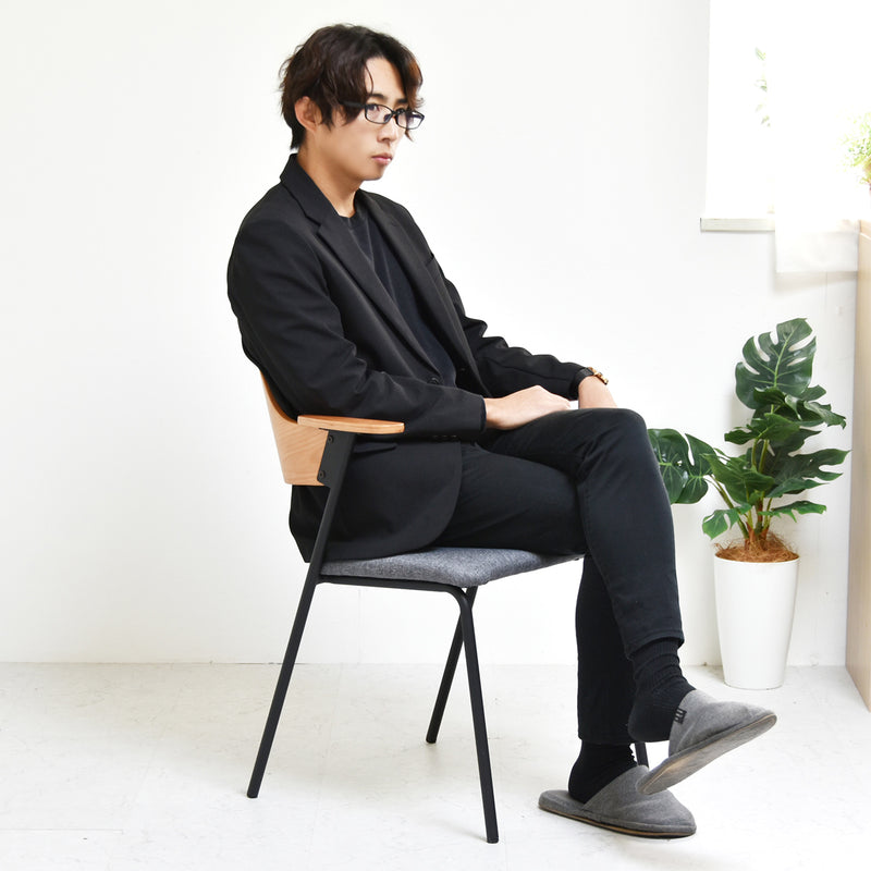 【快適な座り心地】体にフィットする背もたれと、ゆったりとした座面が、長時間の着座でも疲れにくい。