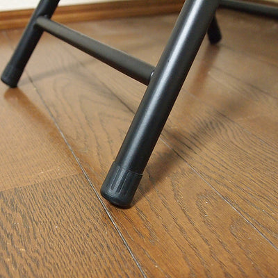 チェアの脚裏には床への傷付きを防止する保護キャップ付きです。