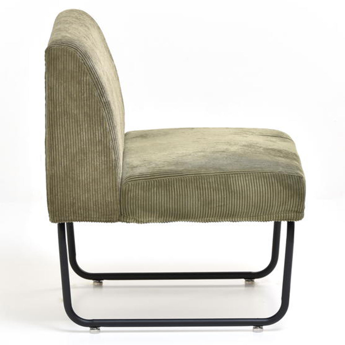 【快適な座り心地を支える構造】体をしっかり受け止める背もたれと、安定感のあるスチールフレームが特徴です。