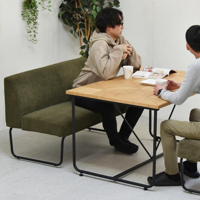 【毎日の食卓に彩りを】ダイニングベンチとしても最適で、家族や友人との食事の時間をより豊かにします。