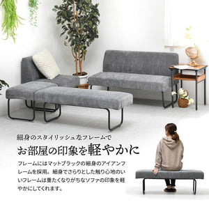 【アイアンフレームが魅せる上質さ】マットブラックの細身のアイアンフレームが、空間全体を引き締めつつ、軽やかな印象を与えます。