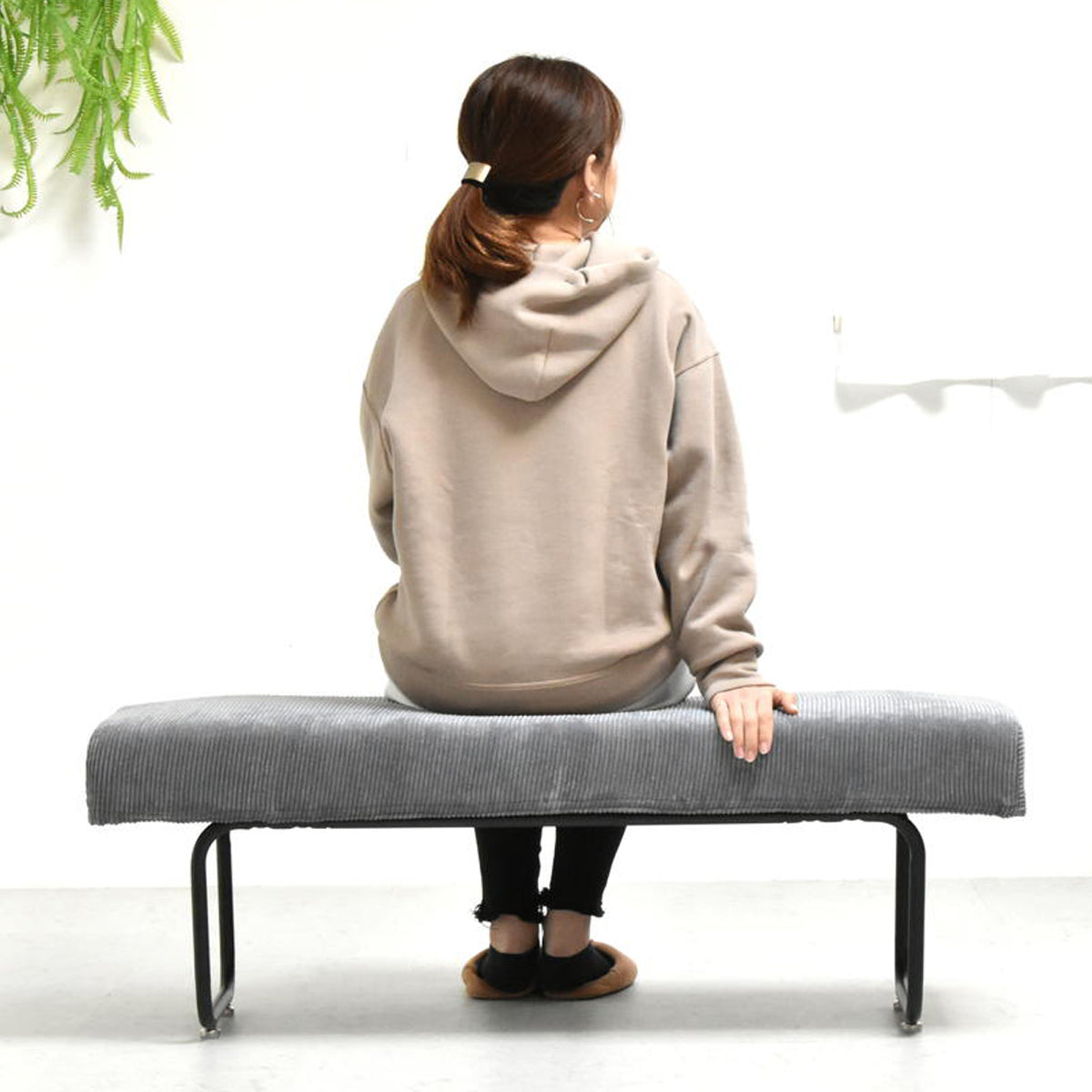 【ゆったり座れるワイド設計】一人で贅沢に、二人で仲良く。広々とした座面で、くつろぎのひとときを。