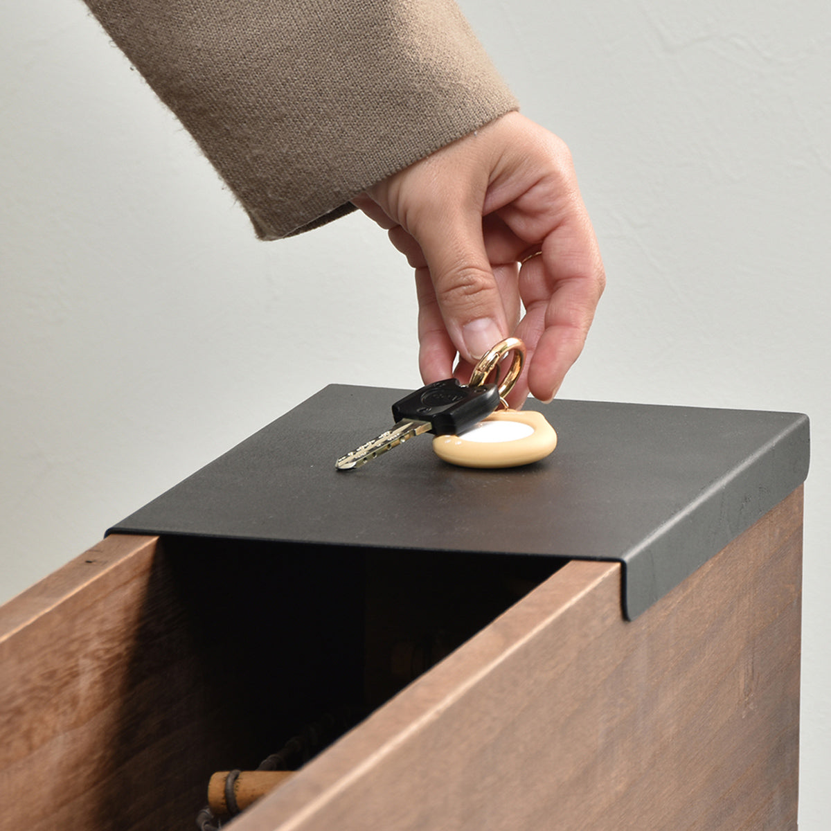 【スマートに小物を収納】天板をスライドさせれば、鍵などのちょっとした小物をサッと置ける便利なスペースが現れます。