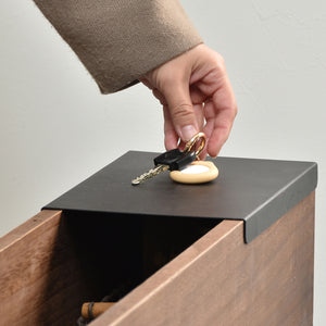 【スマートに小物を収納】天板をスライドさせれば、鍵などのちょっとした小物をサッと置ける便利なスペースが現れます。