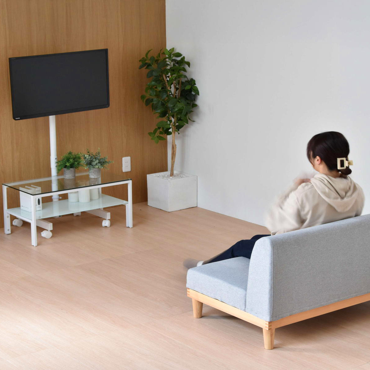 【空間に溶け込む佇まい】
白い壁際に設置すれば、その存在を忘れるほど自然に馴染み、映像だけが浮かび上がるような体験をもたらします。