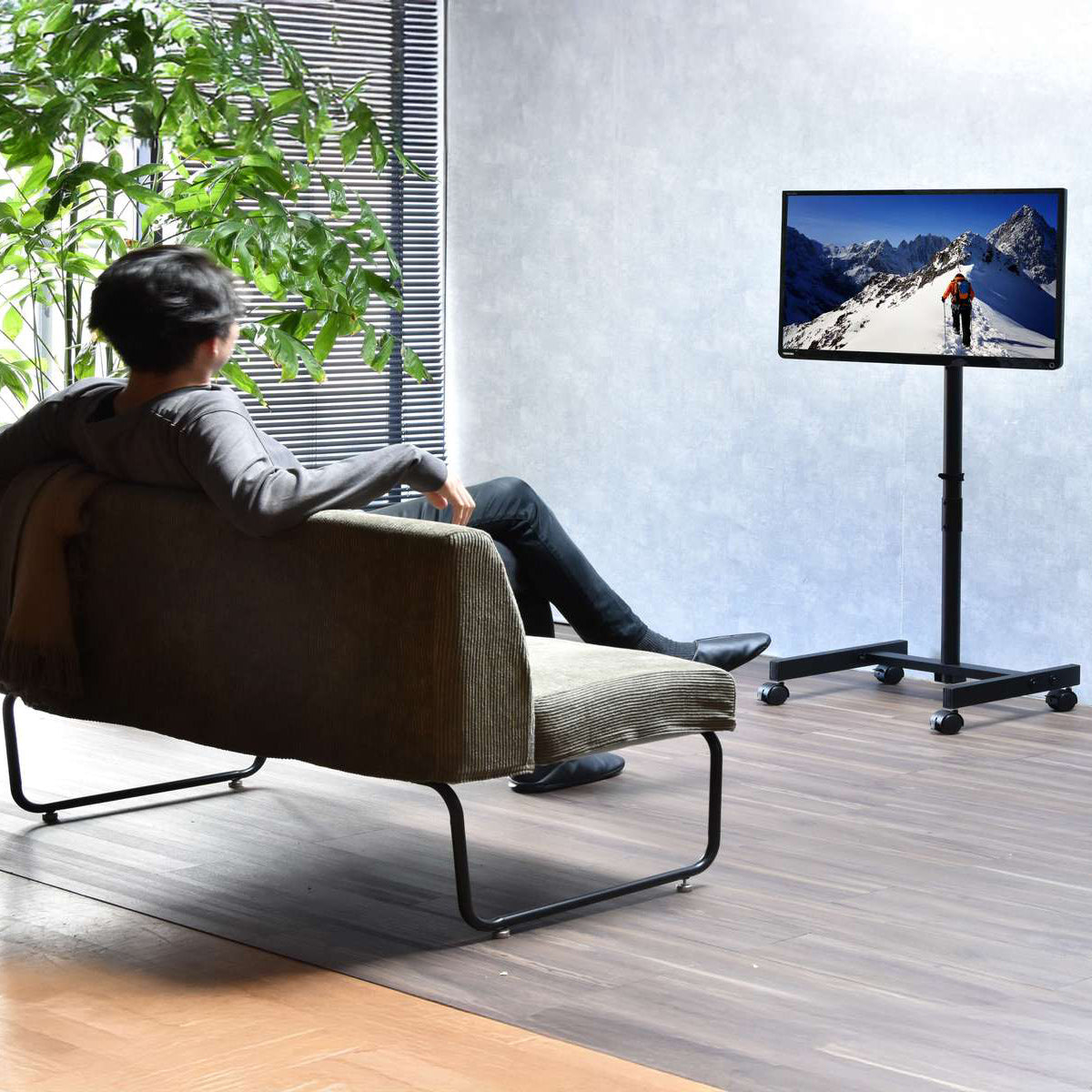 【好きな場所が、特等席に】
キャスターでスムーズに移動できるから、気分に合わせてソファの正面やベッドサイドなど、家じゅうを特等席に変えられます。