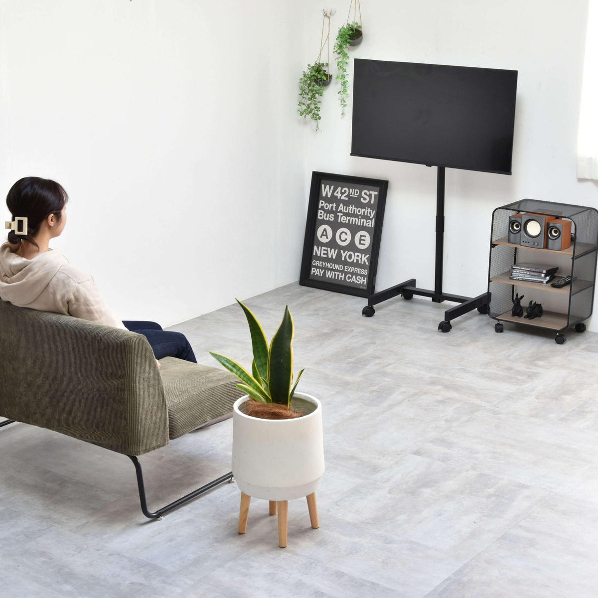 【壁際に寄せて、お部屋ひろびろ】
スタンドの脚が壁際にすっきり収まる設計なので、生活スペースを圧迫せず、お部屋を広く使えます。