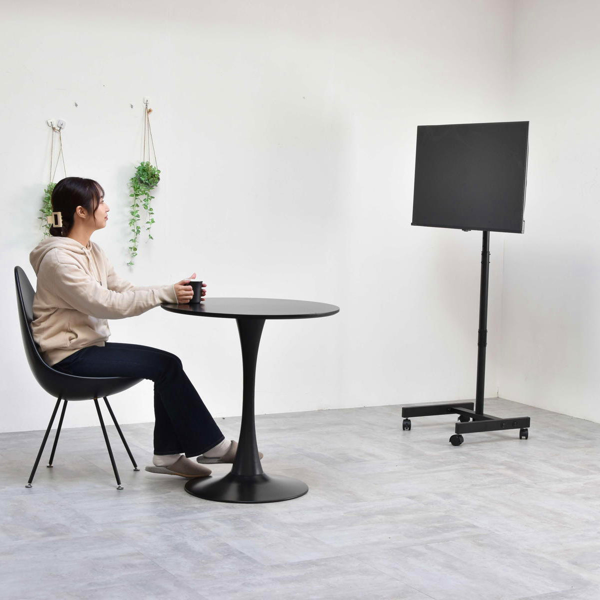 【目線の高さで、カフェ気分】
ダイニングテーブルやデスクに座った時の目線に合わせれば、そこはもうあなただけの特等席です。