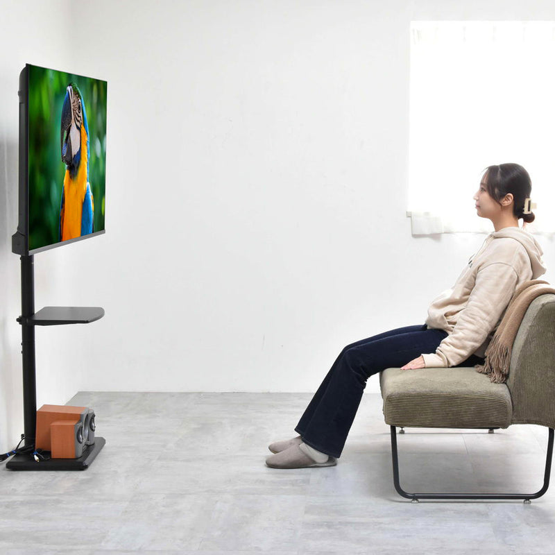 【最適な高さでストレスフリー】
ソファでのリラックスタイムなど、見る場所や姿勢に合わせて画面の高さを3段階で調節でき、いつでも快適な視聴環境が整います。