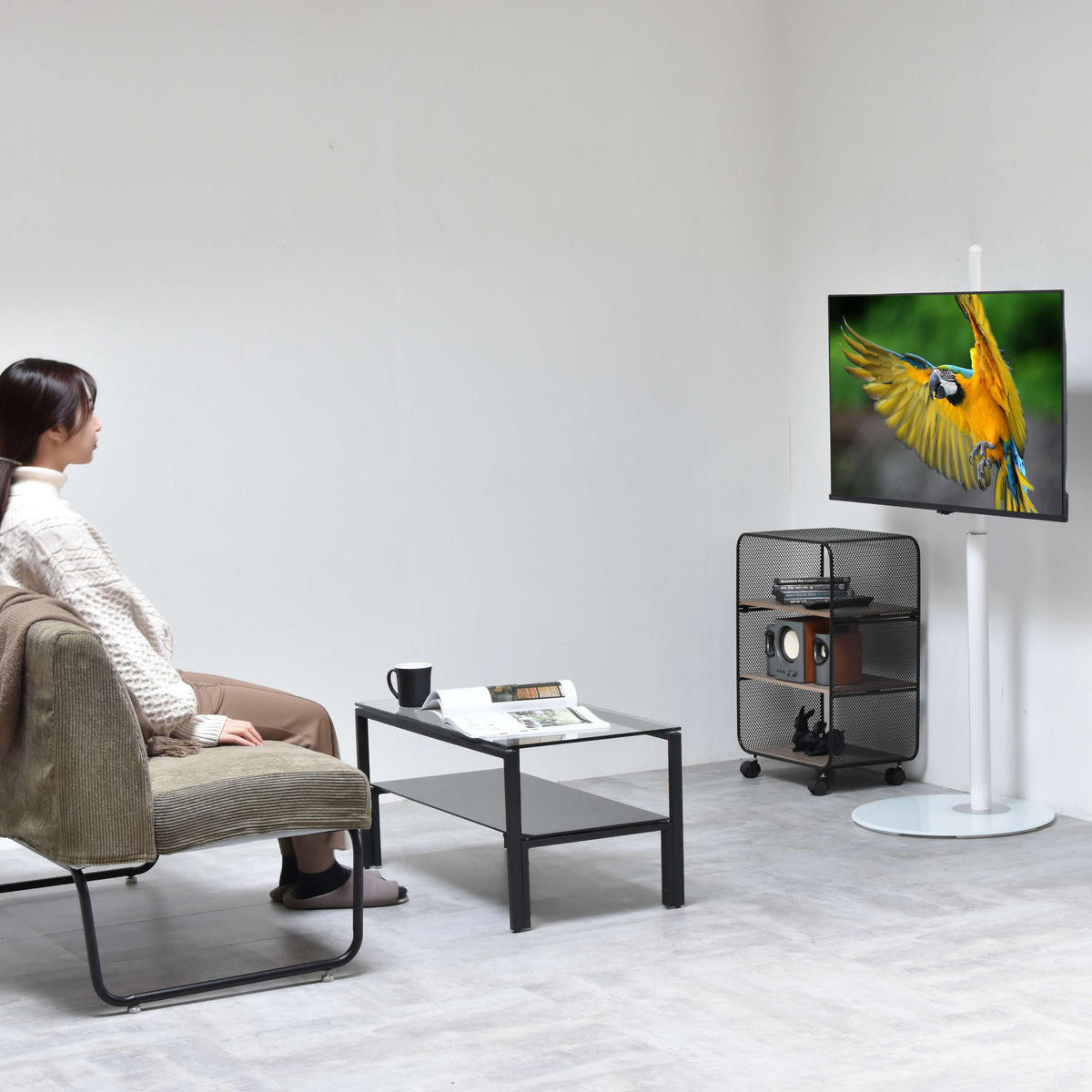 【視線に合わせて】お好みの高さに無段階調節できるから、いつでもベストな視点でテレビを視聴できます。