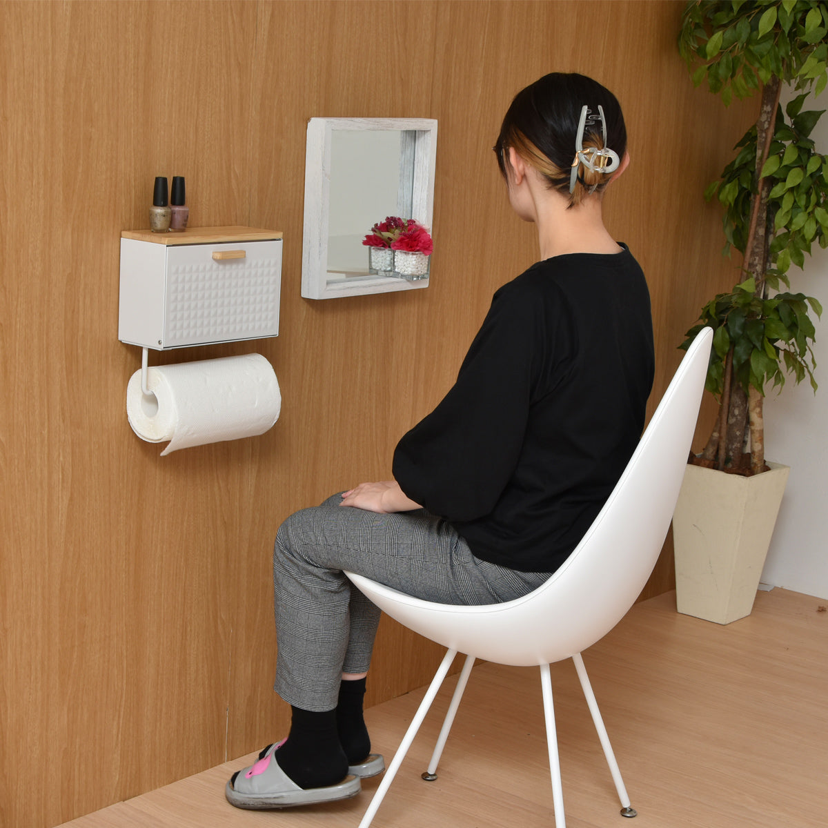 【トイレ空間を快適に】必要なものをサッと取り出せるフラップ式で、トイレットペーパーのストックもスマートに。