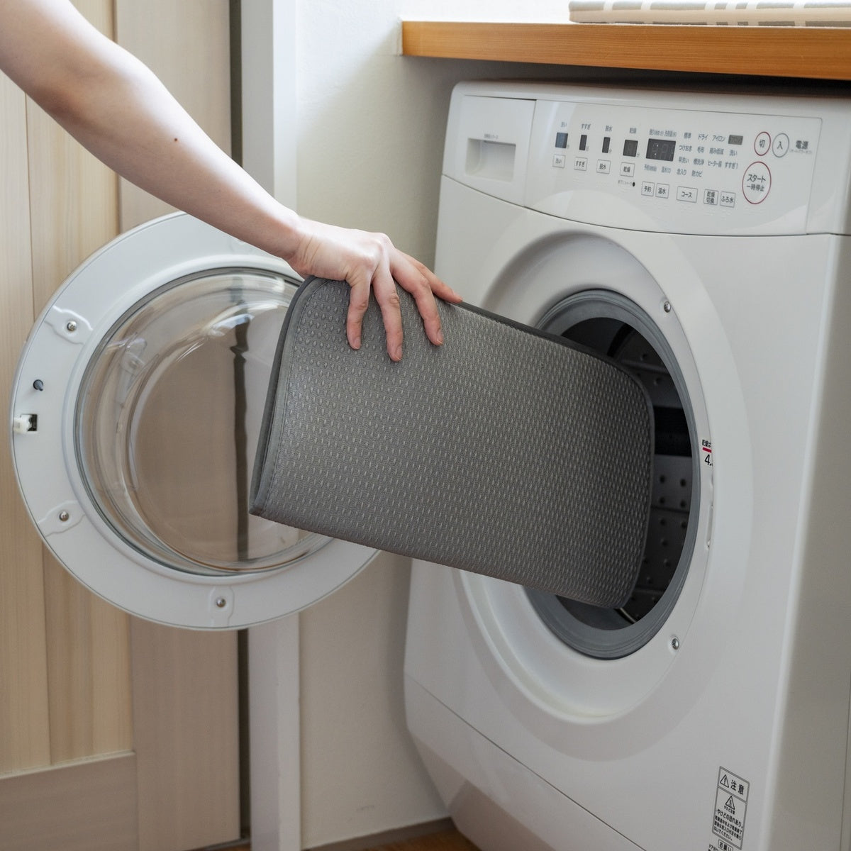 【マットは洗濯機OK】水切りマットは洗濯機で丸洗いできるので、いつでも清潔な状態を保てます。