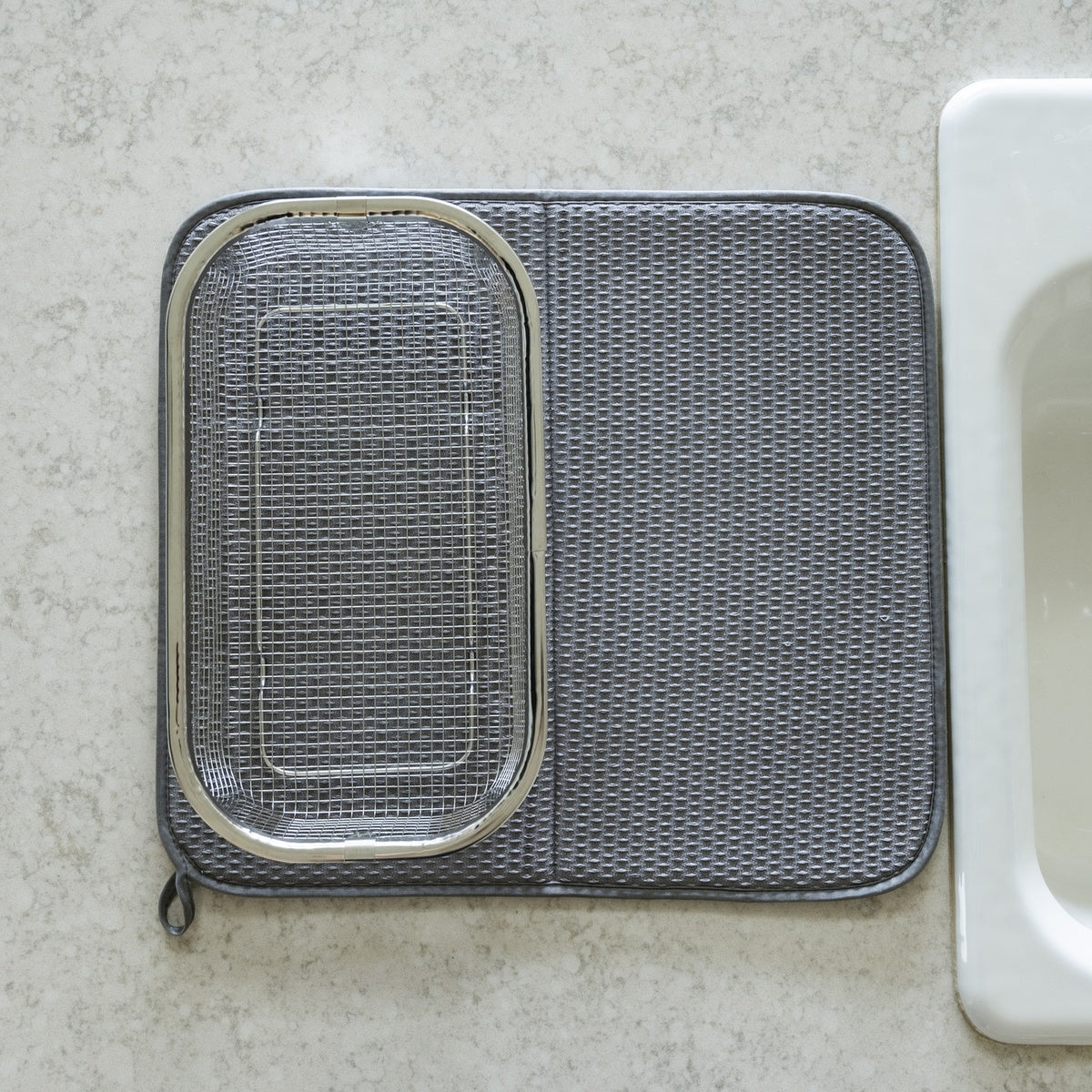 【浅型で水切れ抜群】浅型かごは食器が重なりにくく、水切れが良く乾きやすいのが特長で衛生的です。