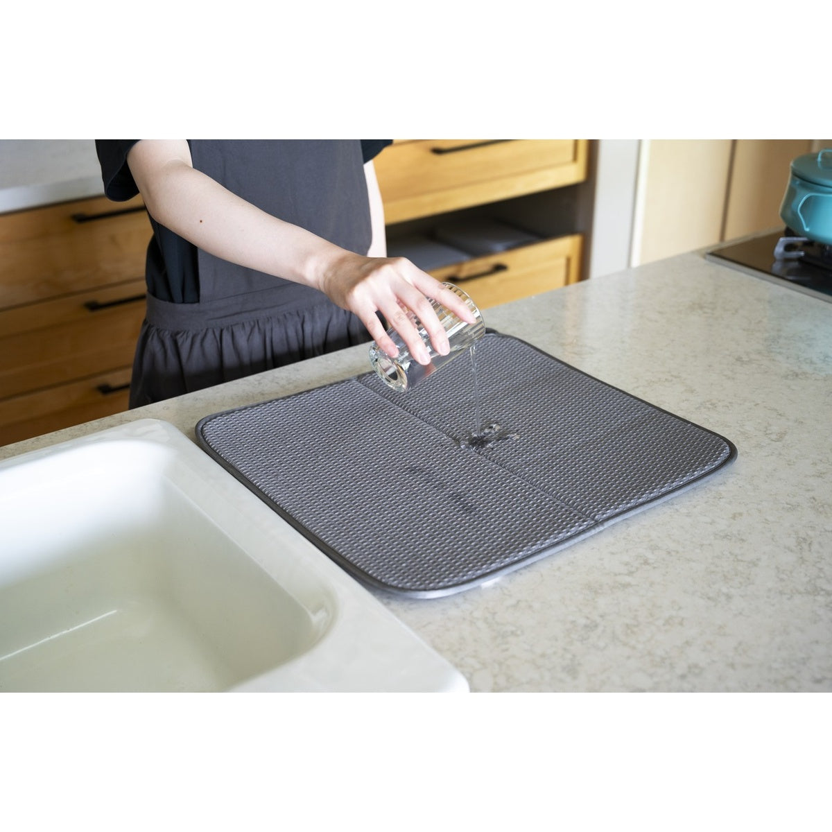 【高い吸水力と速乾性】厚さ約1cmのマットが水分をしっかり吸収し、食器の水滴を素早く乾かします。