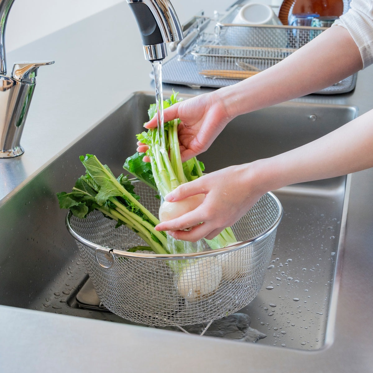 【調理ざるとしても便利】食器の水切りだけでなく、野菜の水切りや湯切りざるとしても多用途に活躍します。