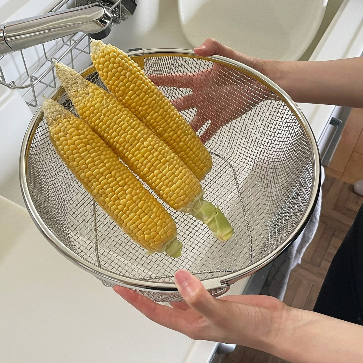 【丸い深型でたっぷり】深型なので、葉物野菜などもたっぷり入れられ、効率よく水切りできます。