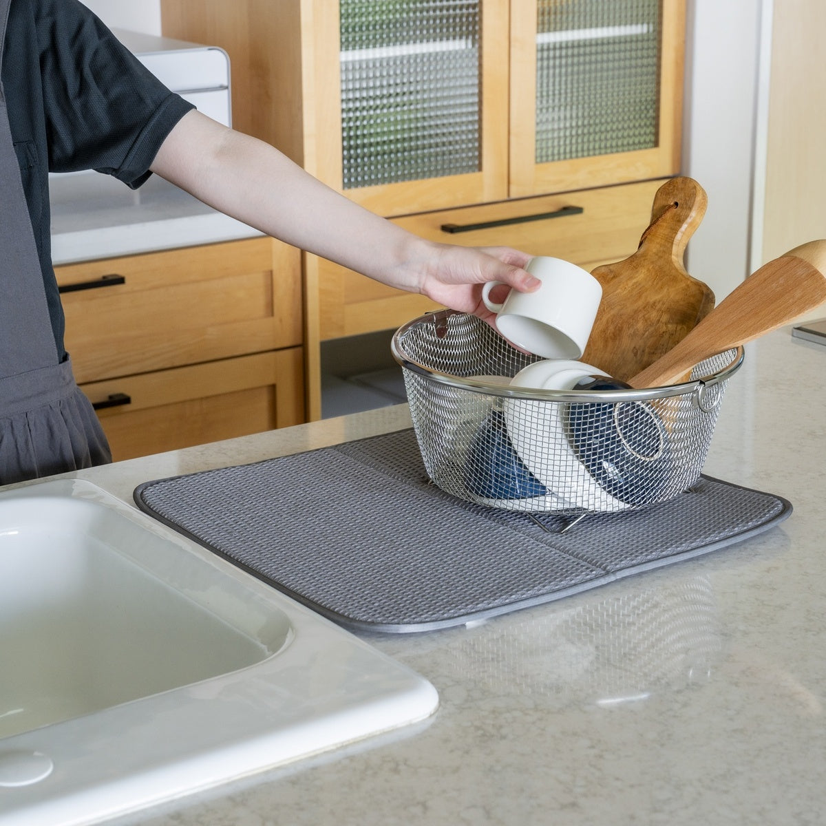 【深型丸型でたっぷり収納】深さのある丸型形状は、お皿からボウル、鍋まで様々な洗い物を効率よく水切りできます。